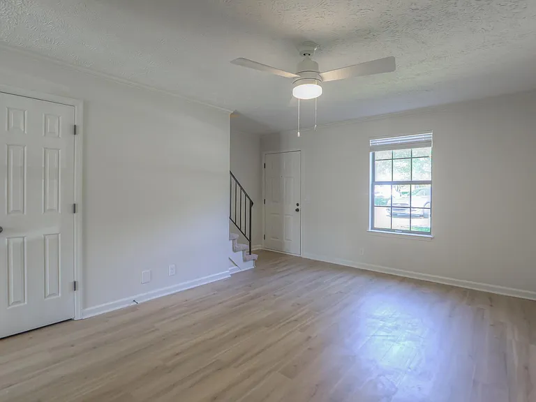 Brentwood Square Condominiums — Photo 7