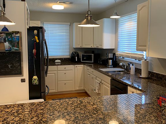 Great kitchen with granite