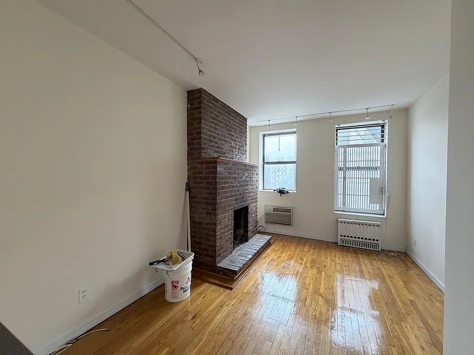 255 E 10th St #4C