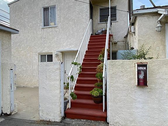 3rd image of 640 W Glenoaks Blvd