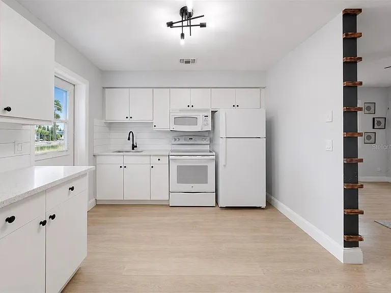 4933 Victoria Dr — Photo 9