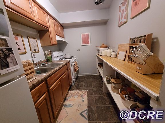 4th image of 2827 N Cambridge Ave APT 403