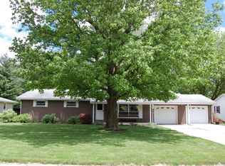 12 Eastview Dr, Sullivan, IL 61951