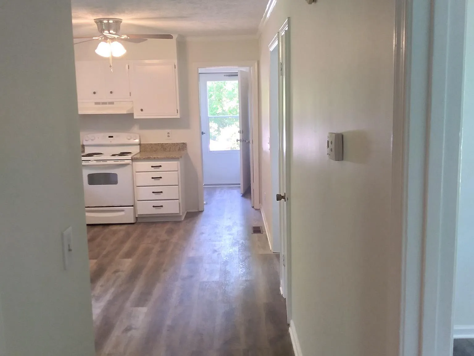 3 bed, 1075 sqft, $1,900 — Photo 2