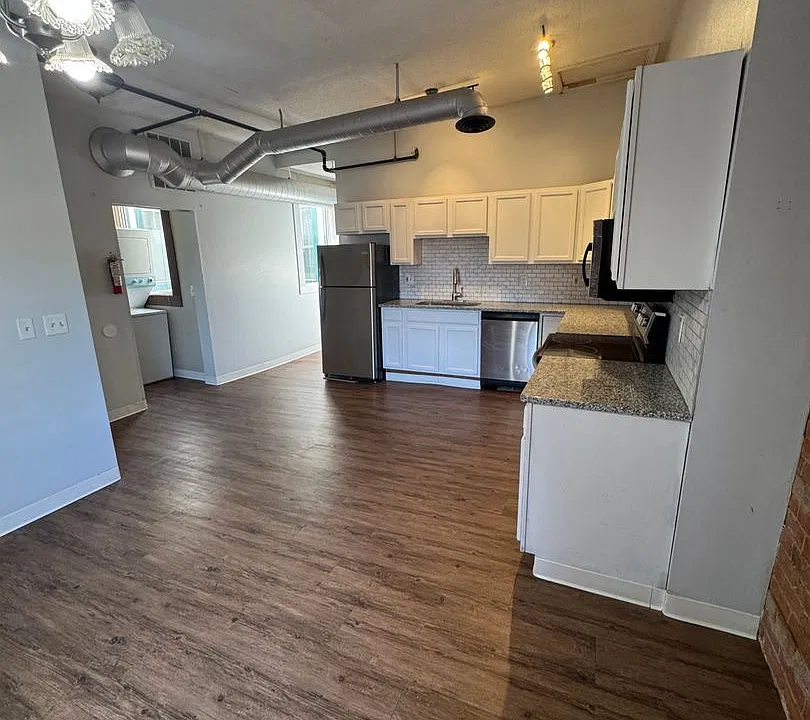 246 W 3rd St