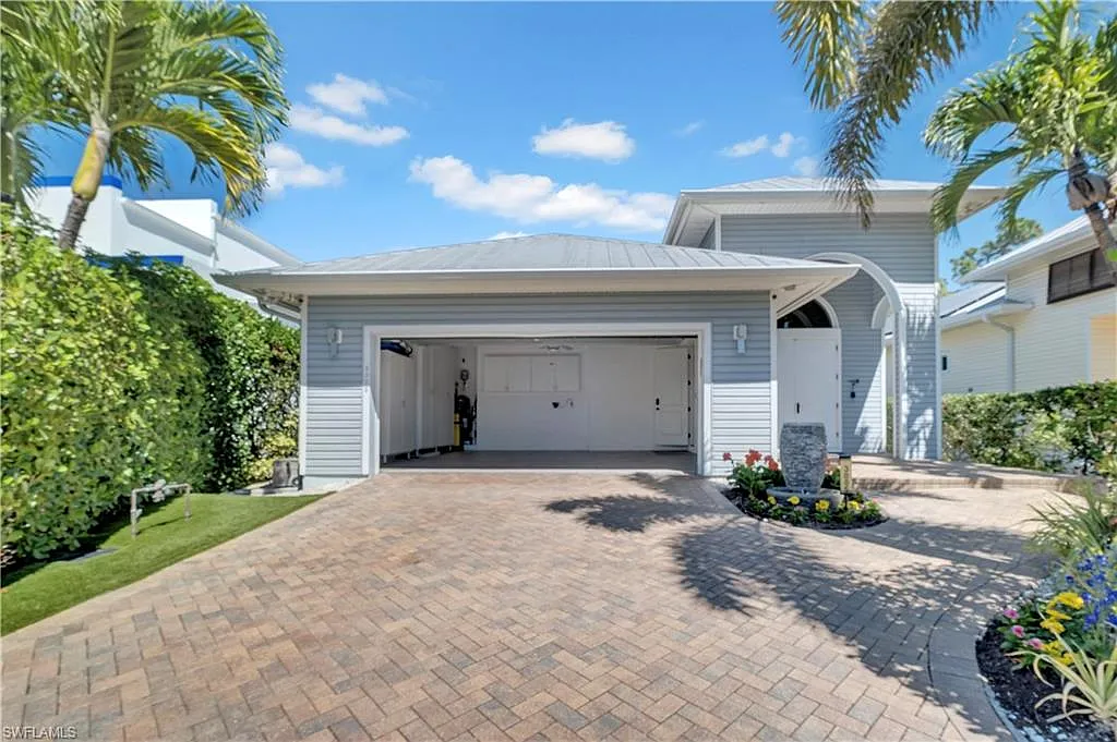 3 bed, 2.0 bath, 2324 sqft, $7,300 — Photo 2