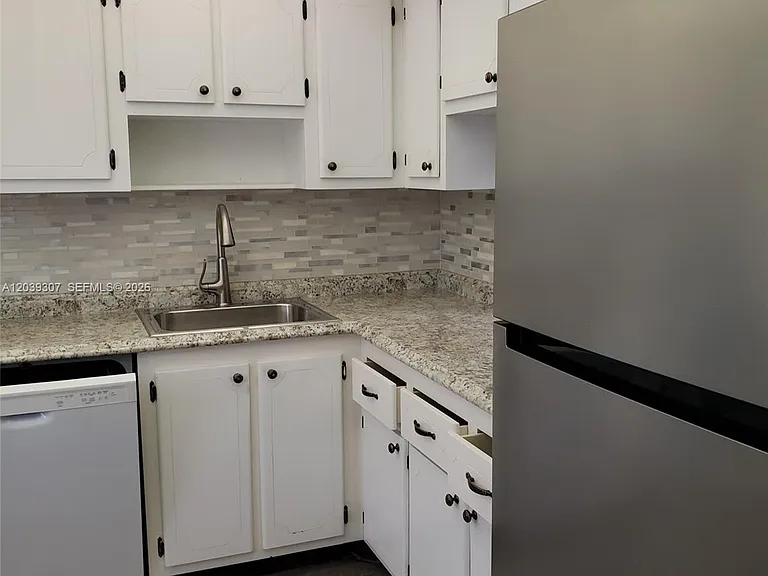 410 SE 2nd St #418 — Photo 3