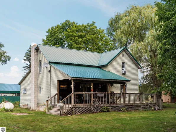 3651 Gleaner Hall Rd, Kingsley, MI 49649