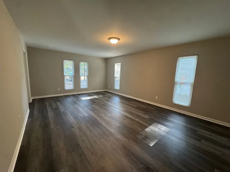 431 Valley Dr — Photo 15