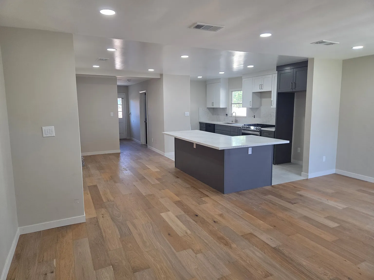 4 bed, 1376 sqft, $4,900 — Photo 3