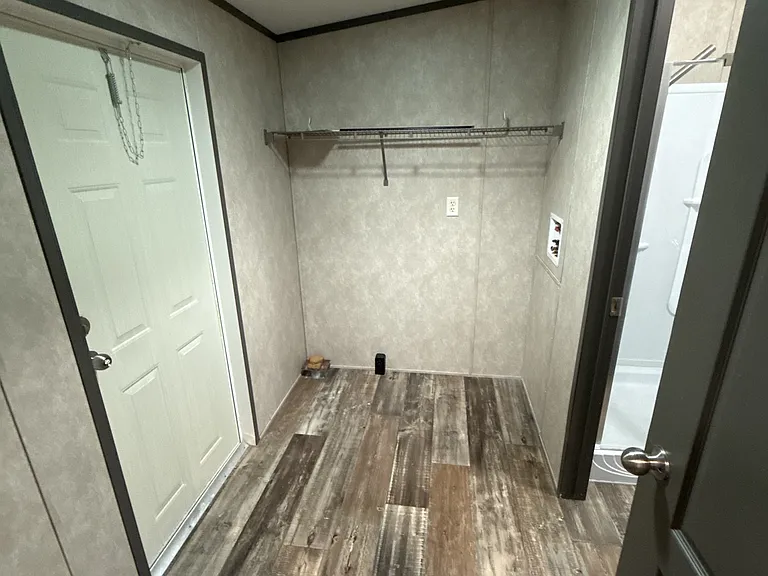 894 FM 1395 — Photo 21