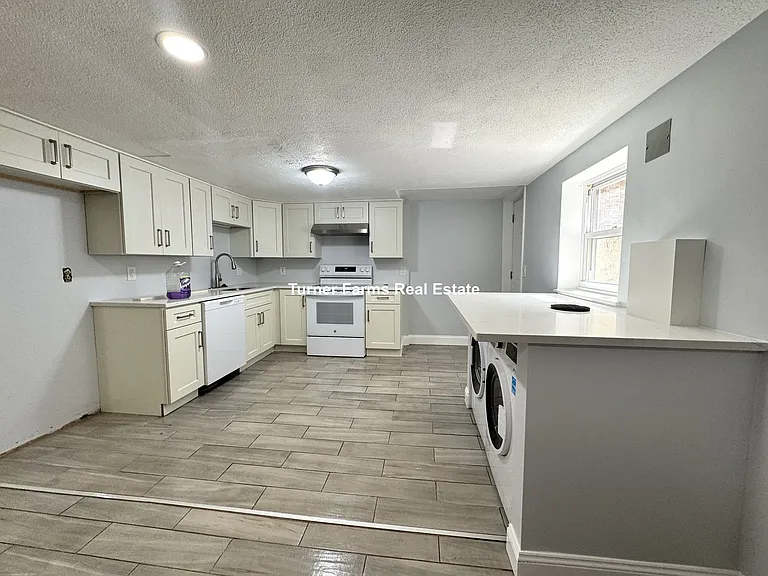 31 Chelsea St #B — Photo 7