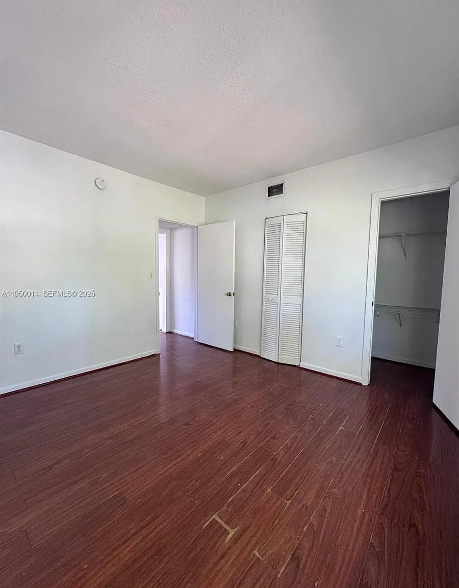 3 bed, 1300 sqft, $2,500 — Photo 2