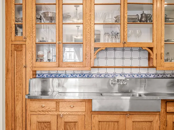 830 Park Avenue image 10 of 18