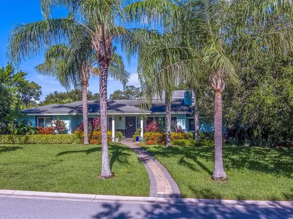 2 Evonaire Cir, Belleair, FL 33756