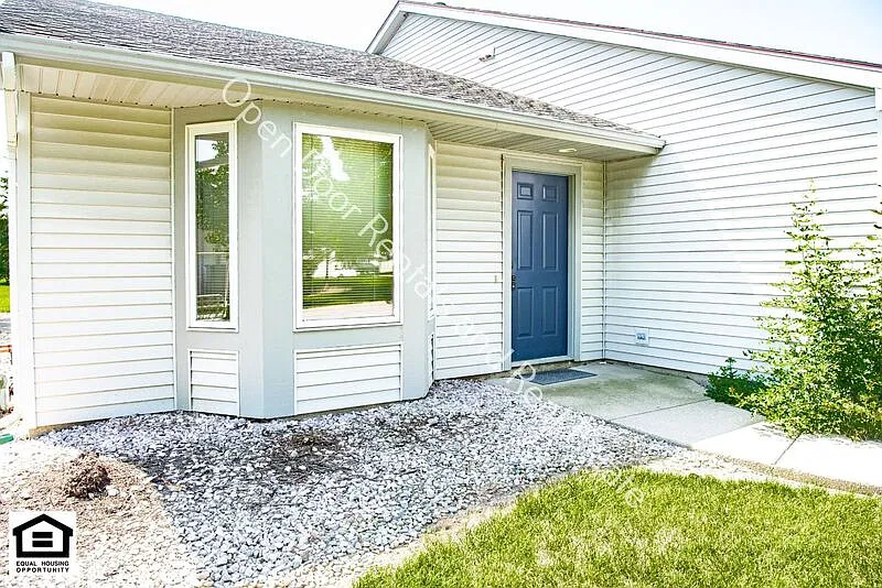 2 bed, 1.5 bath, 1004 sqft, $1,295 — Photo 2