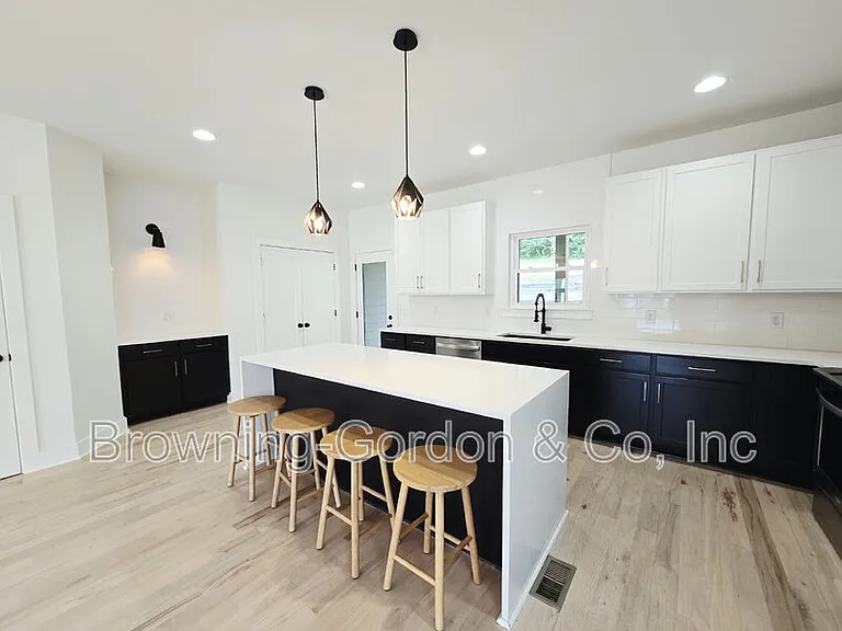 3209 Curtis St — Photo 7