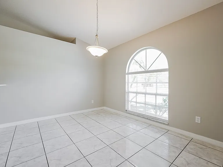 916 Alsace Dr — Photo 5
