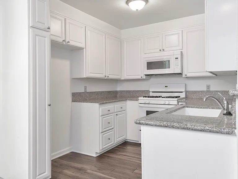 1799 N Hollywood Way #C — Photo 10
