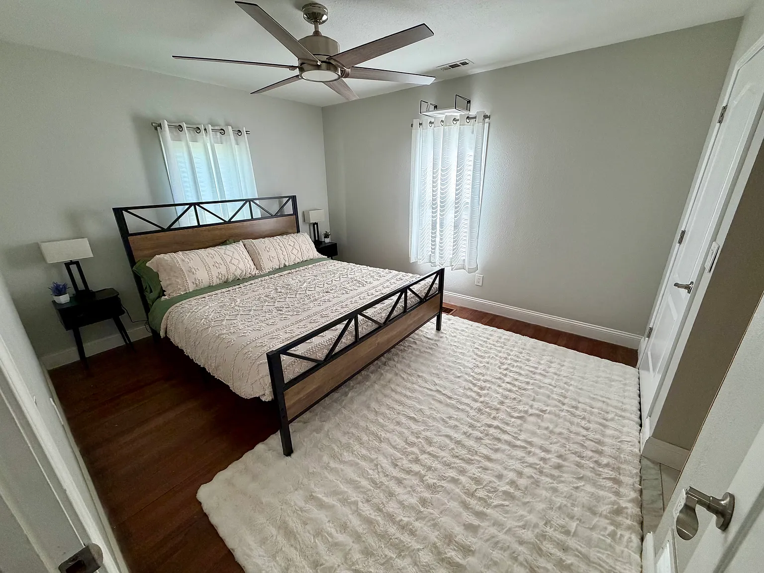3 bed, 1200 sqft, $2,500 — Photo 4