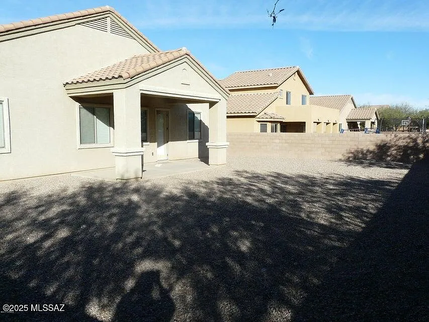 3 bed, 2.0 bath, 1955 sqft, $1,600 — Photo 2