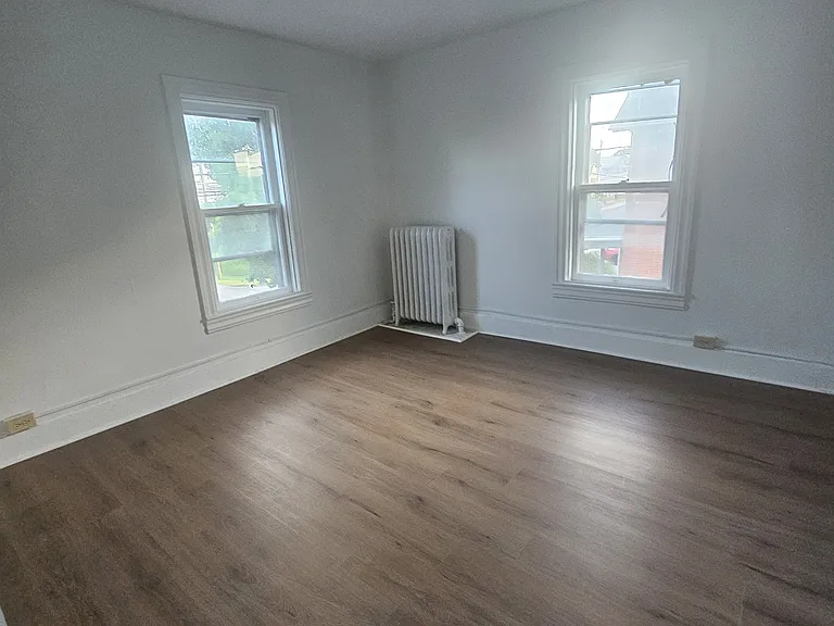 102 E York St — Photo 9