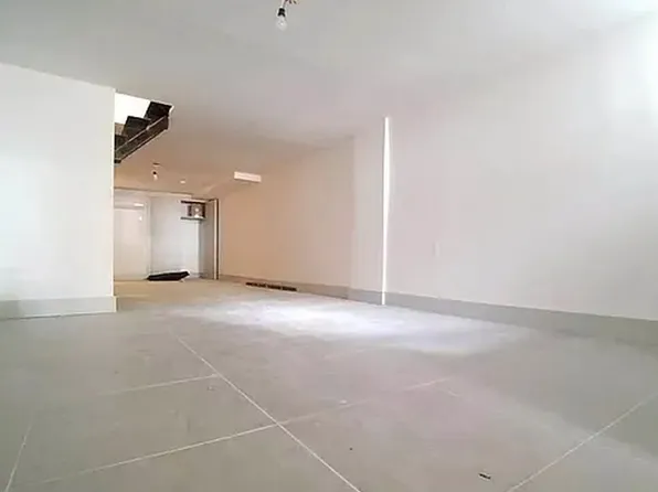 1347 Hancock Street image 10 of 11