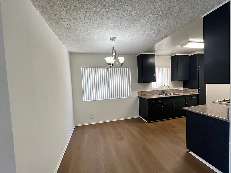 13031 Oxnard St #1 — Photo 4