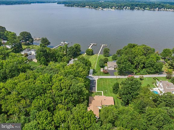 4th image of 1915 Park Beach Dr