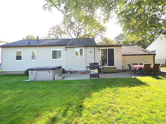 3rd image of 225 Hildegarde Rd