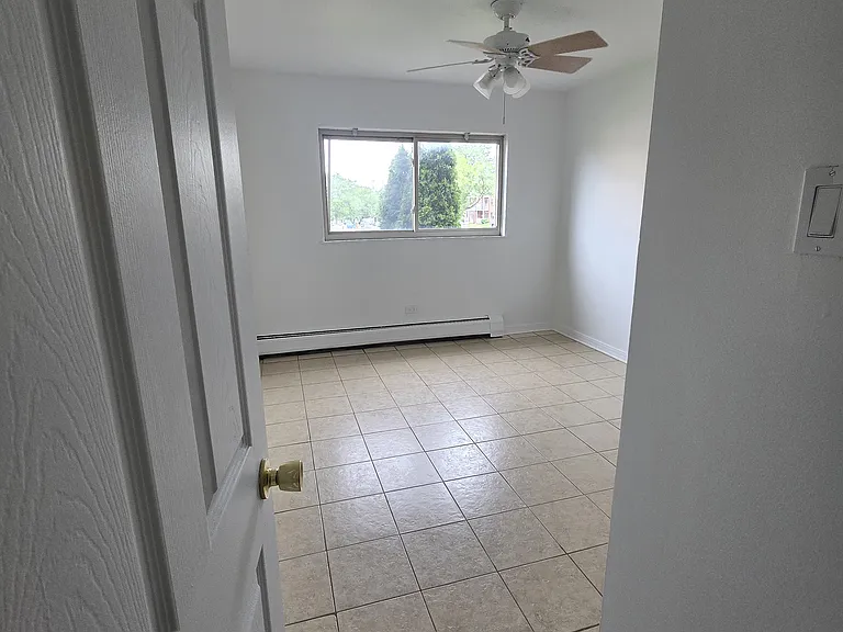 2nd Bedroom 10'0" x 11'5"