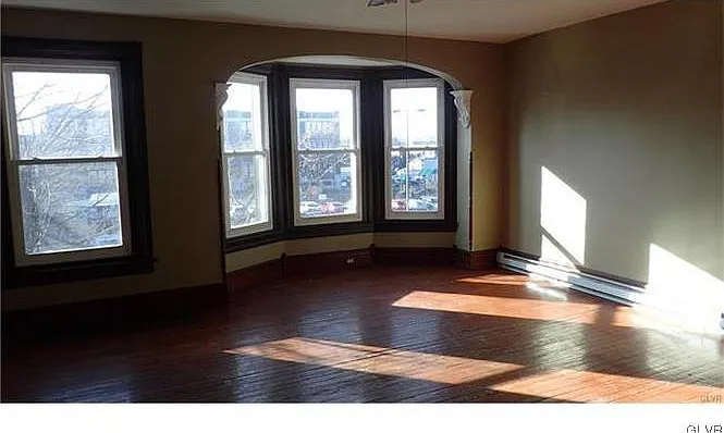 5 bed, 2903 sqft, $2,350 — Photo 2