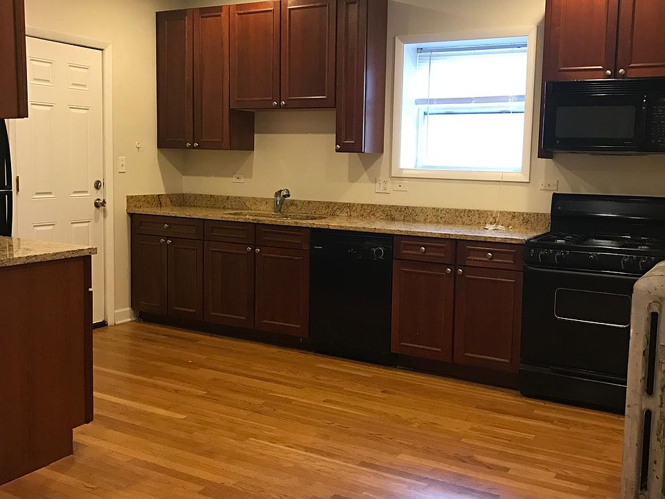 1st image of 3922 N Pine Grove Ave #2V