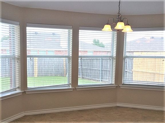 4th image of 801 Meadowbrook Ln