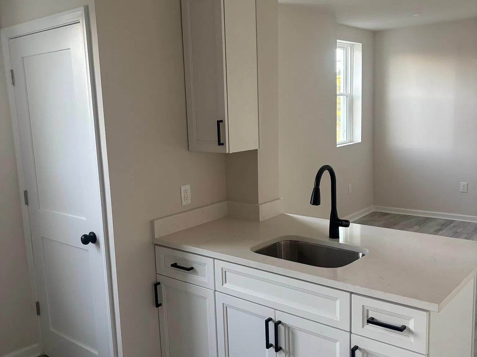 1 bed, 1000 sqft, $1,999 — Photo 2