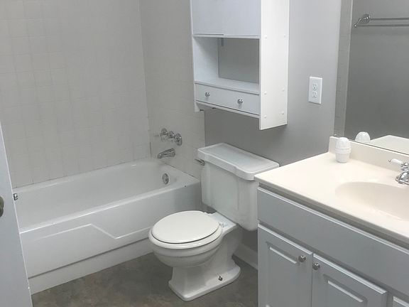 3rd image of 365 Banbury Dr