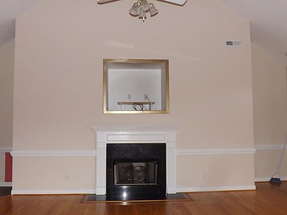 3rd image of 104 Essex Ct