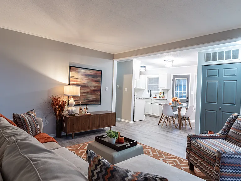 2060 Winewood Dr — Photo 3