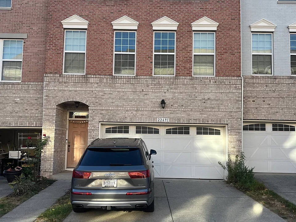 22691 Flowing Spring Sq