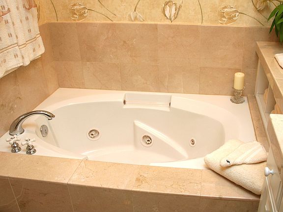 Jacuzzi (r) tub