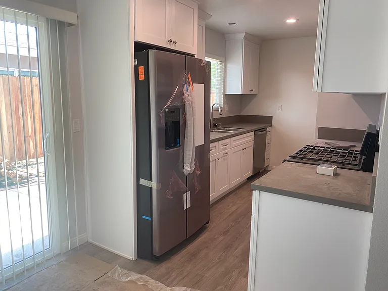 880 E Avenida De Las Flores — Photo 1