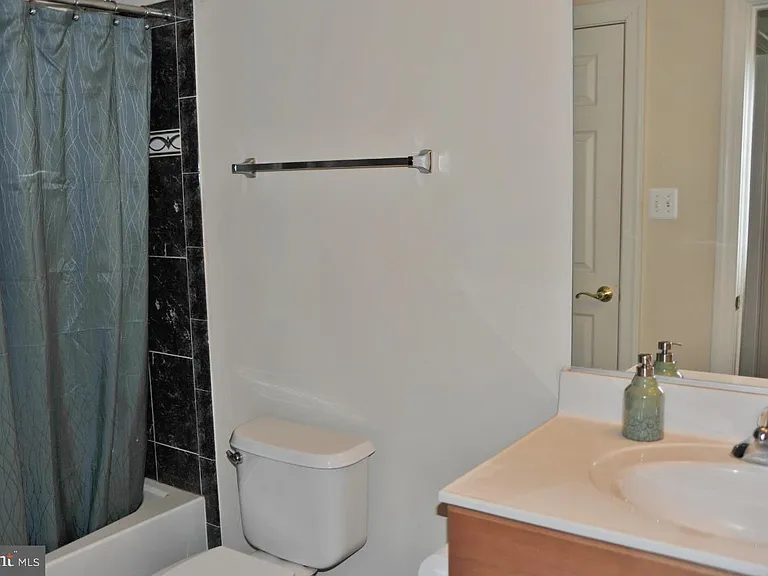 7582 Venture Dr — Photo 7
