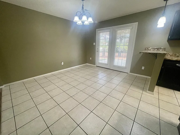 1702 Eastgate Cir — Photo 11