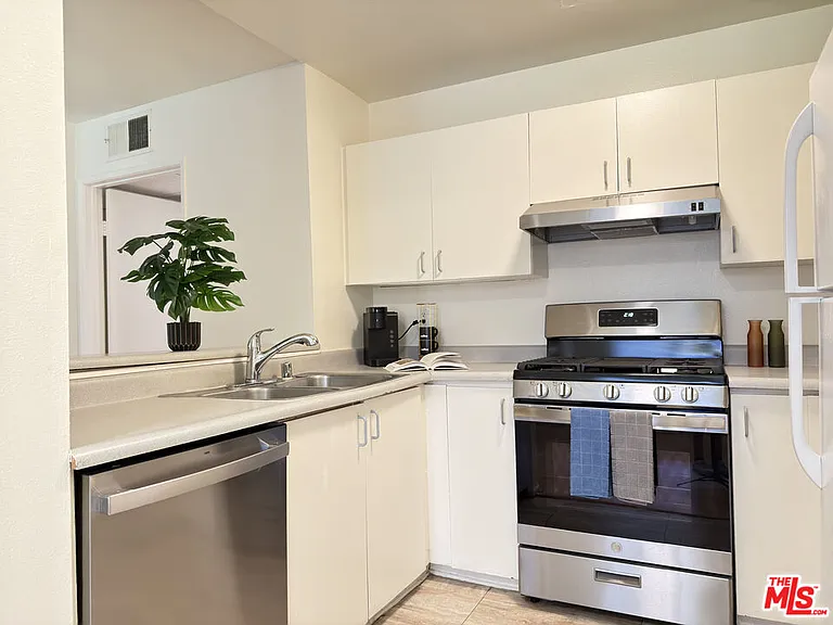 326 S Manhattan Pl #104 — Photo 1
