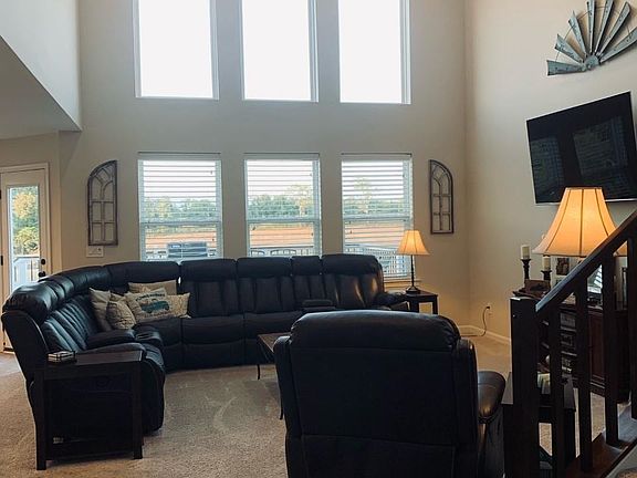 3rd image of 368 University Dr