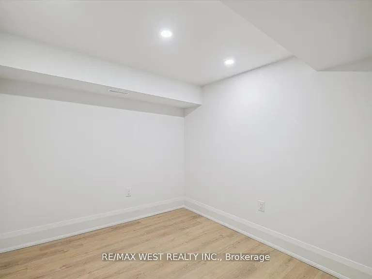 202 Perth Ave #LOWER — Photo 5