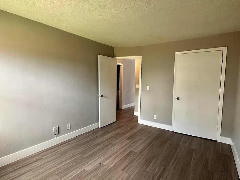 105 NE 6th Ave — Photo 14