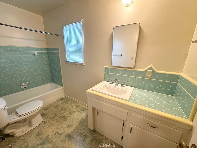1042 W 7th St — Photo 14