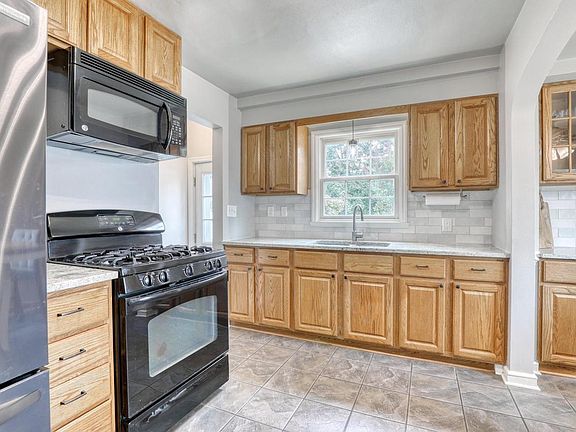 3rd image of 8164 W Dixon STREET