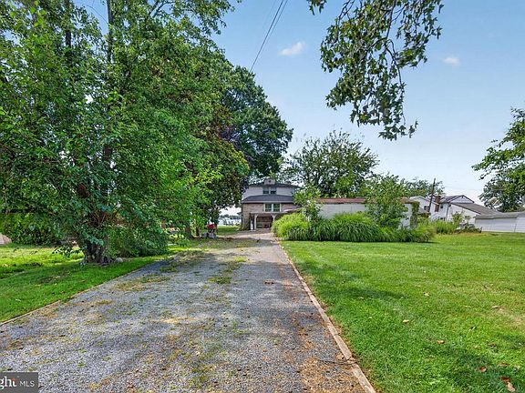 3rd image of 828 Cold Spring Rd